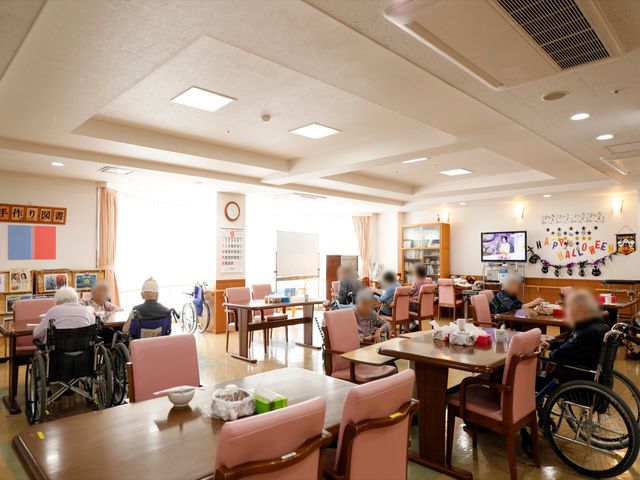 広々とした明るい食堂 食堂 ゆったりとした食堂では、来訪者がお食事や憩いの時間を過ごしており、壁面には季節の飾り付けがされています。