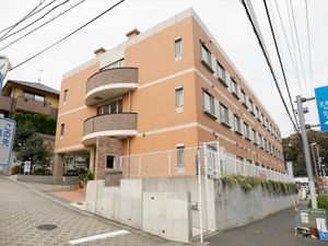 オレンジ色の建物外観