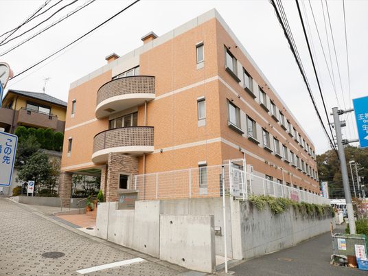 オレンジ色の建物外観
