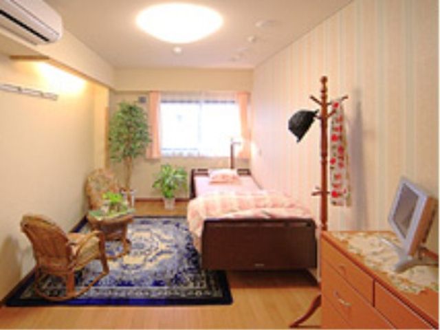 居心地の良い居室 居室 日当たり良好で心安らぐ個室です。自分の好きな家具や装飾で、個性を演出できる空間となっています。
