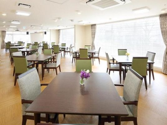 明るいダイニングの様子