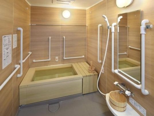 バリアフリー設計の浴室
