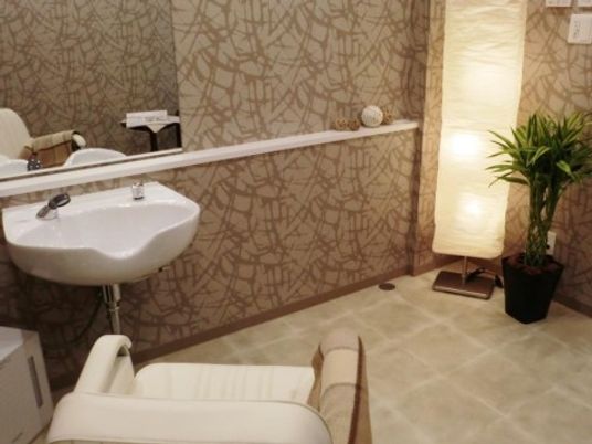 洗練されたデザインの浴室