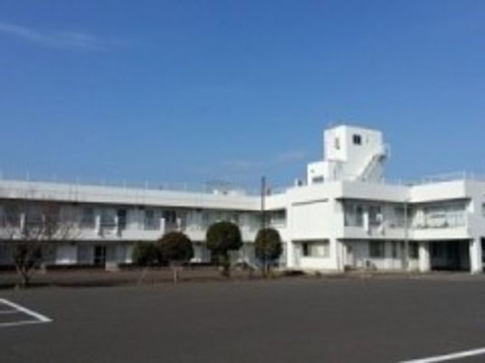 白い建物の外観  