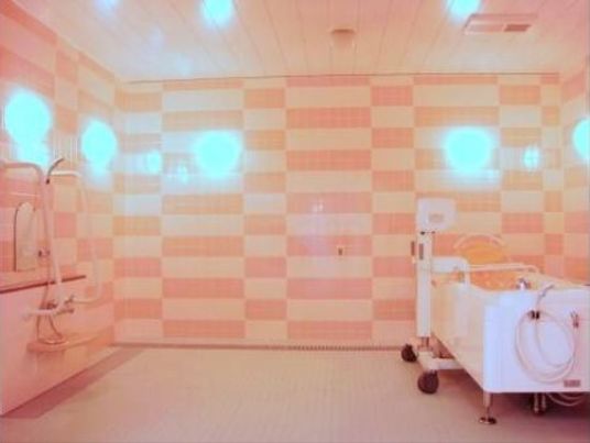 明るい配色の浴室