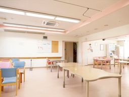 明るい食堂スペース