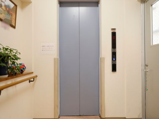 廊下のエレベーター