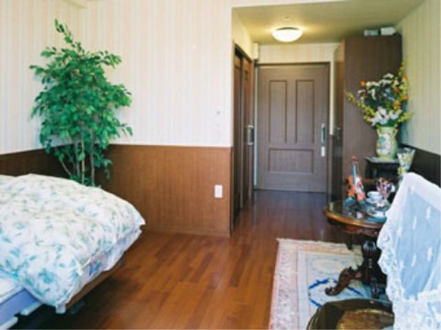 清潔で居心地の良い居室 居室 広々とした部屋で、落ち着いた色使いが心地よい空間を演出しています。個人の趣味や必要に合わせて家具を配置できます。