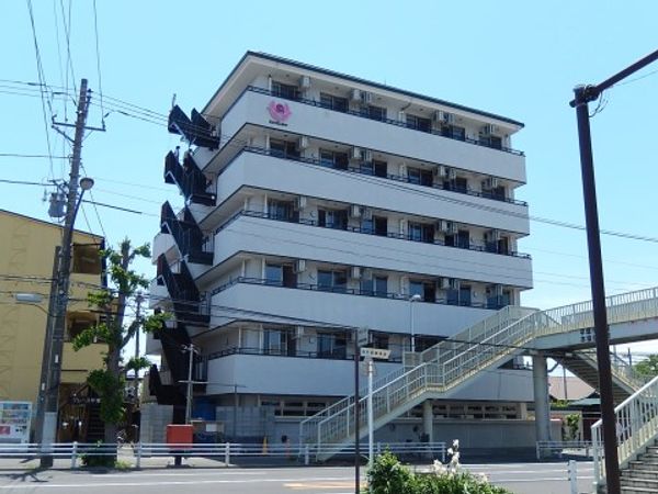 多階層建物と歩道橋