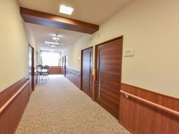 廊下と和やかな休憩スペース