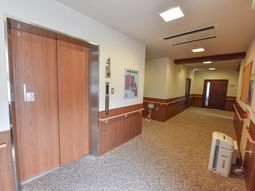 きれいな廊下とエレベーター