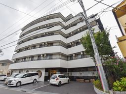 多階層のモダンな建物外観