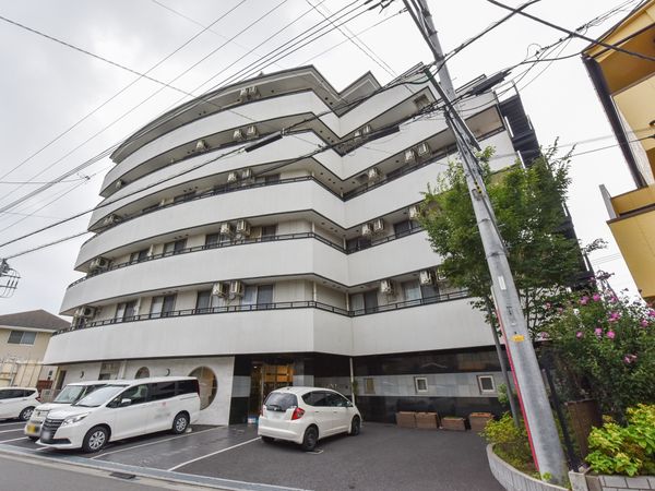 多階層のモダンな建物外観