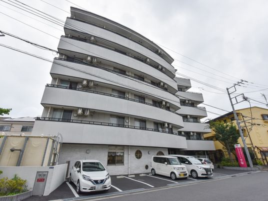白い外観の立派な建物