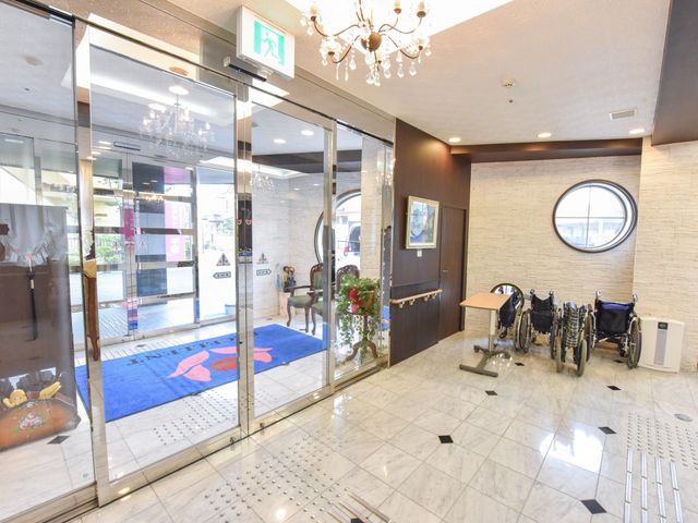 エントランスの様子 玄関 広々としたエントランスは、明るく開放的な雰囲気です。来訪者を温かく迎え入れる設計となっており、快適な職場環境を提供します。