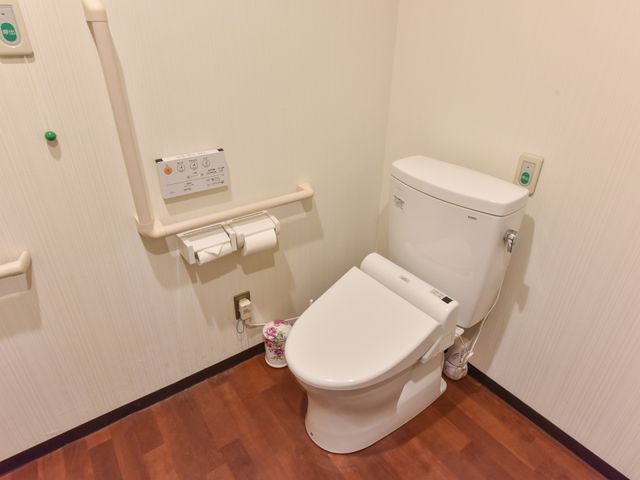 バリアフリートイレ トイレ 手すりが付いた広々としたトイレで、安心してご利用いただける環境が整っています。安全と快適さを追求したデザインです。