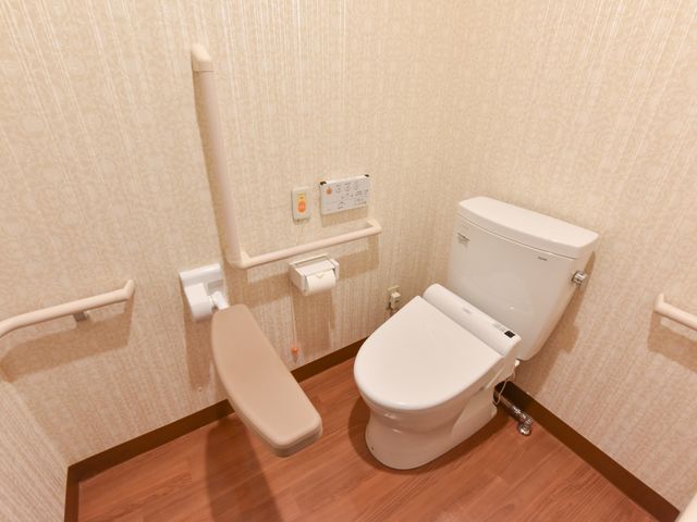 バリアフリートイレ トイレ 手すり完備の安心トイレです。ゆとりある空間で快適な使い心地をご提供します。