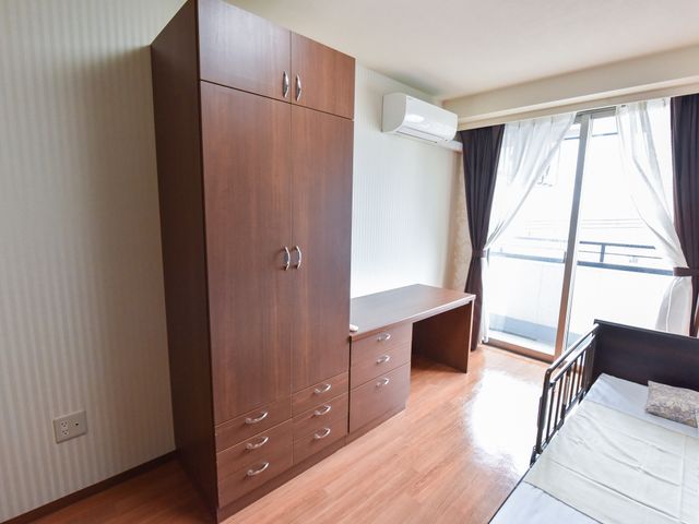 居室の家具と窓 室内 広々とした窓から自然光が差し込む心地の良い居室です。整頓された家具とともに、快適な生活空間が確保されています。
