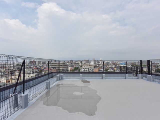 広々とした屋上スペース 屋上 広々としたテラスからは街の景色を一望でき、気持ちの良い風を感じながらリラックスできます。院内の憩いの場として、スタッフや入居者に親しまれています。