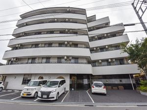 白い多階建ての外観
