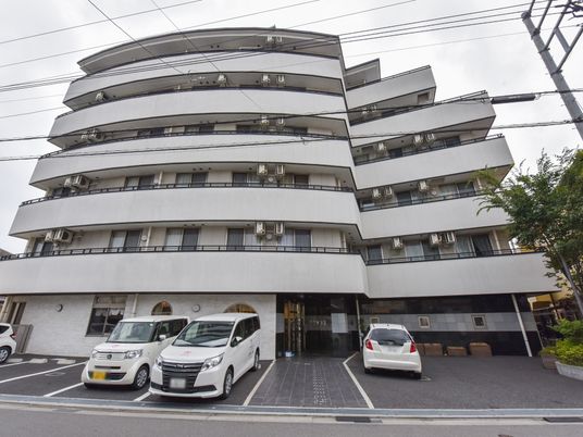 白い多階建ての外観