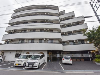 白い多階建ての外観
