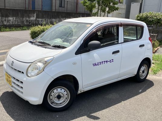 送迎車が停車する外観  