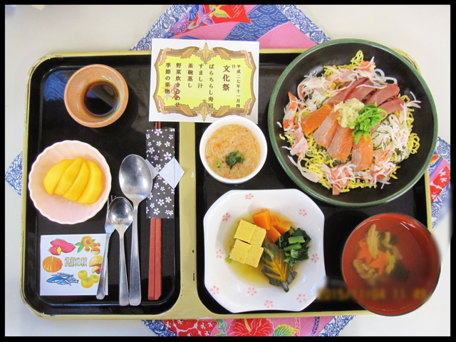 彩り豊かな食事の膳 料理 色鮮やかな料理が並ぶ食事の一例です。季節感を楽しみながら、栄養バランスも考慮されています。
