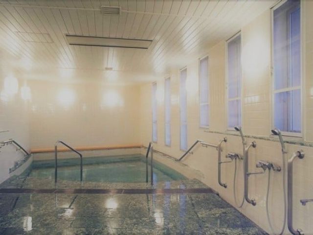 明るい浴室施設 浴室 自然光が差し込む広々とした明るい空間で、リラックスした入浴が楽しめます。