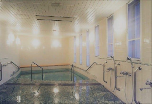 明るい浴室施設