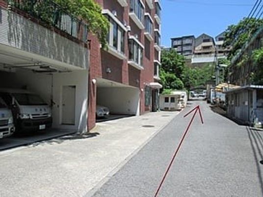 施設前の通路  