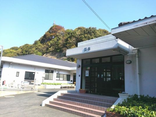 明るい玄関の外観  