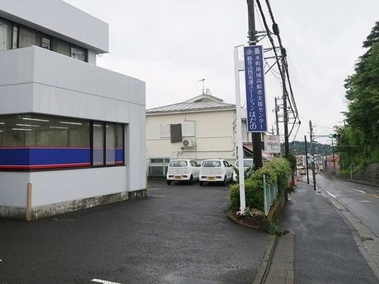 施設の外観と駐車場  