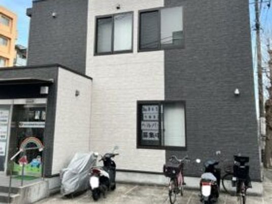 建物外観と駐輪場の外観  