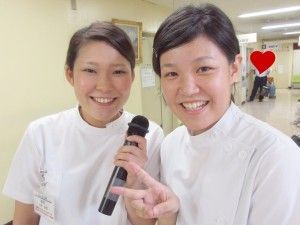 笑顔のスタッフが立つ廊下  