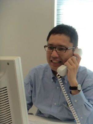 電話対応するスタッフ