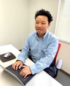 笑顔のスタッフ、室内