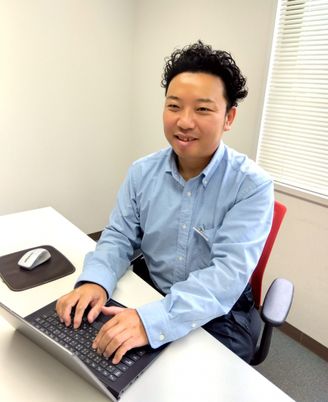 笑顔のスタッフ、室内