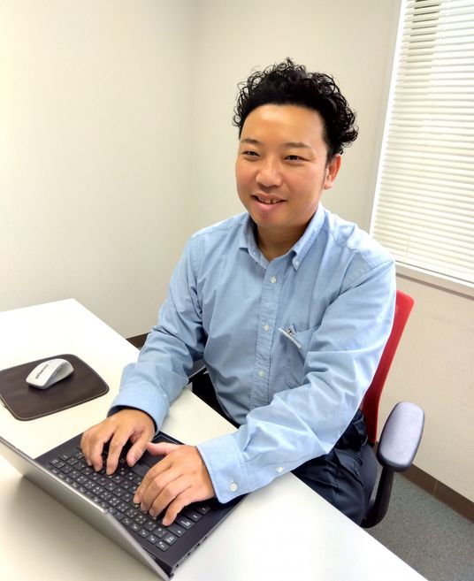 笑顔のスタッフ、室内