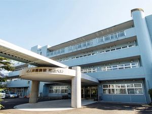 青い外観の施設  