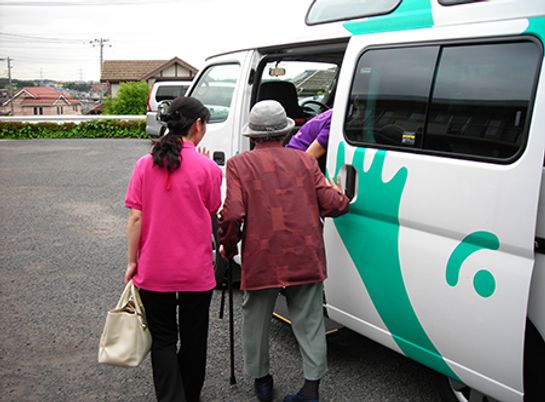 車に乗る様子