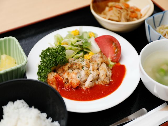 栄養バランスの取れた食事 食事 彩り豊かな食事で健康を支え、ご利用者の食の楽しみを大切にしています。
