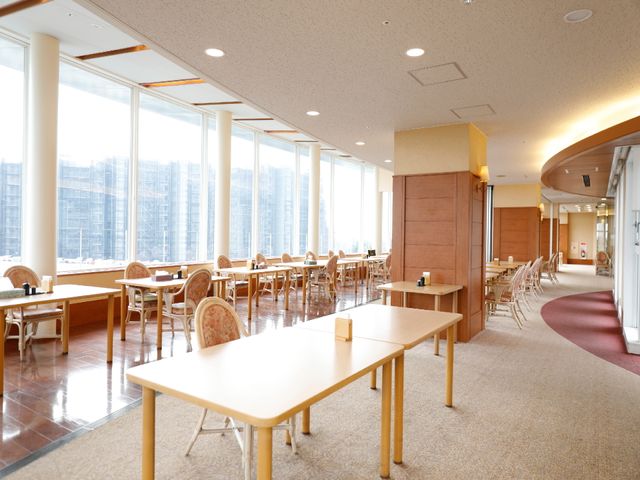 明るいダイニングスペース レストラン 自然光がたっぷり入る食事空間。広々として快適な設計です。