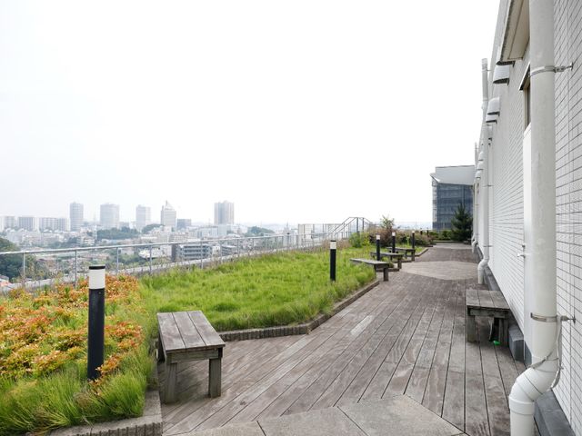 広々した屋上庭園 ガーデンスペース 開放感のあふれる空間で、ゆったりとした時間をお過ごしいただけます。