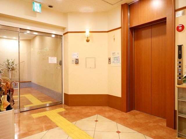 エレベーターホールの様子 エントランス きれいに整備されたエレベーター前で、働きやすい環境を実感してください。