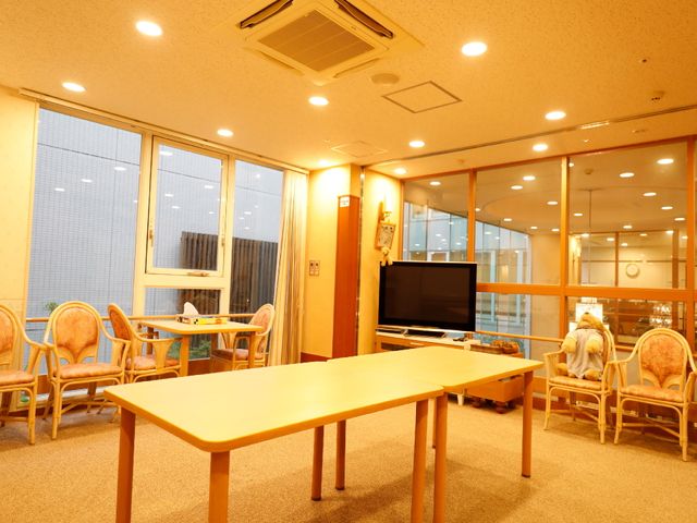 快適なリビング空間 多目的ルーム 開放的なリビングで、ゆったりとした時間を過ごす様子が伝わっています。