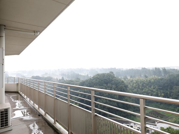 緑豊かな景色のバルコニー