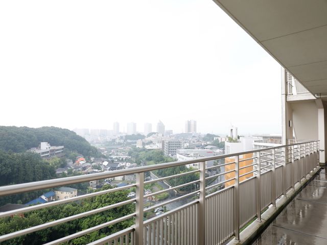 広々したバルコニーの様子 ベランダ 眺望と開放感を兼ね備え、心地よい風がすむ快適なスペースです。