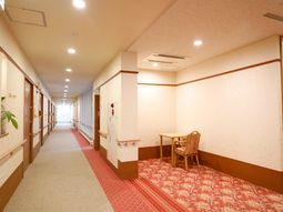 広く綺麗な施設の廊下