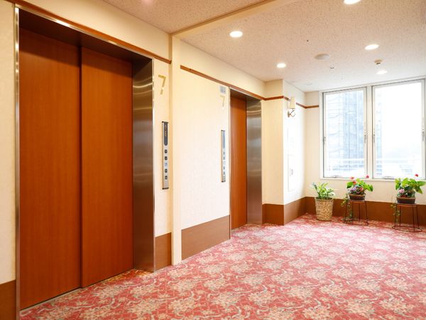 明るい廊下とエレベーター